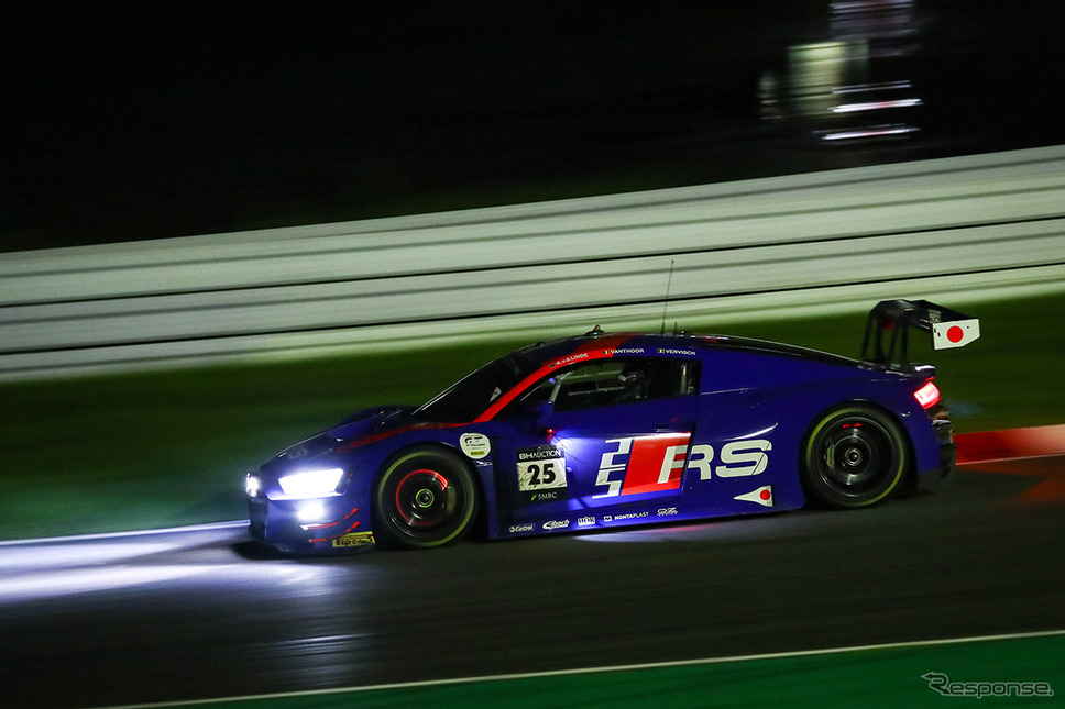 ［鈴鹿10時間］優勝した#25 Audi Sport Team WRT（夜間走行）《Photo：Kazuhisa Masuda／撮影 益田和久》