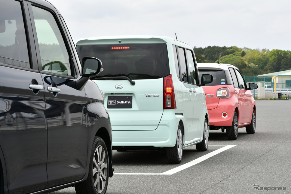 ダイハツ タント 新型の駐車支援機能は、縦列駐車もサポートする《撮影 雪岡直樹》