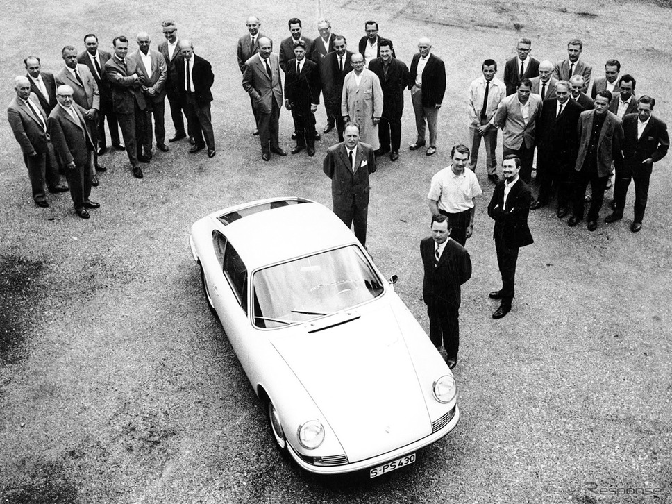 1965年、ポルシェに入社、911の進化に関わる。中央、白いシャツがピエヒ。《photo by VW》