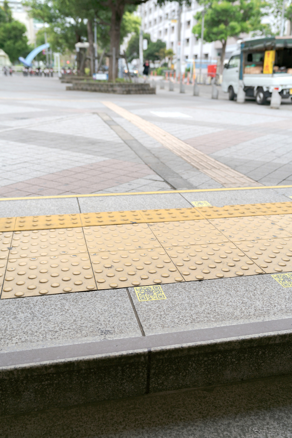 辰巳駅も、新木場駅も地上までQRコードは用意されている。この写真は辰巳駅1番出口を地上に出たところ。《撮影 関口敬文》