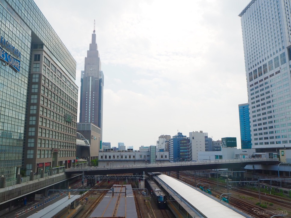 JR新宿駅に乗り入れた相鉄12000系電車。《写真 相模鉄道》