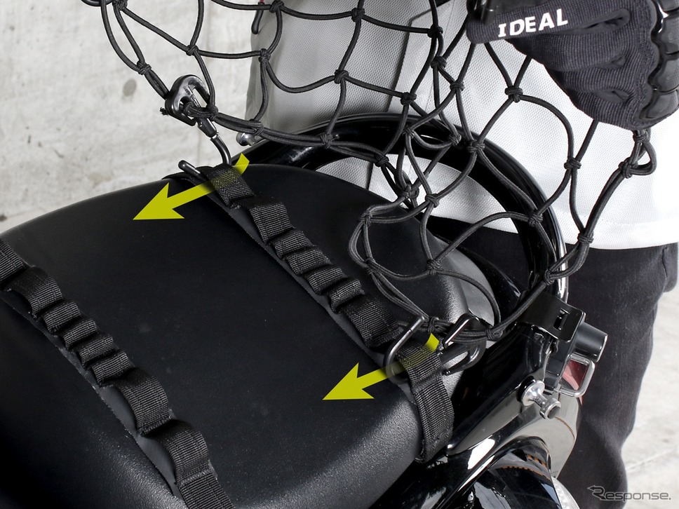 ベルトは、バッグ本体の固定ベースとなるだけでなく、リアシート上に荷物を積載する荷掛けフックにもなる。《写真 ビーズ》