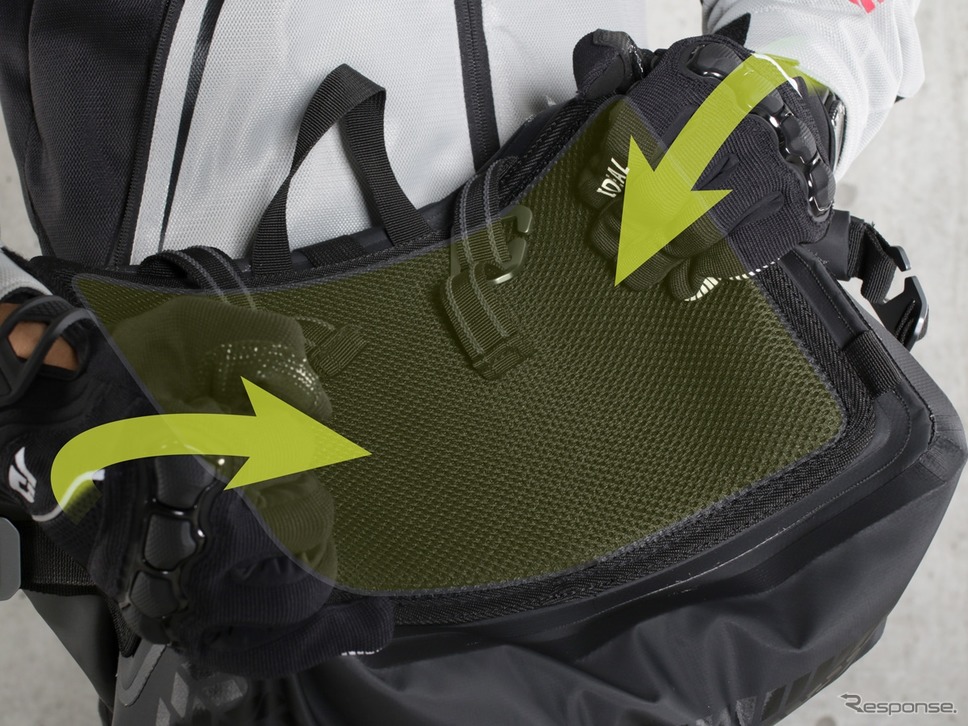 車体（リアカウル）やサポートステーと接するバッグの背面にはPEボードを内蔵し、バッグの変形を防止。《写真 ビーズ》