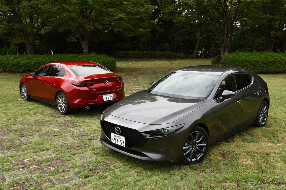 マツダ3 新型 ファストバック(手前)とマツダ3 新型セダン(奥)《撮影 中野英幸》