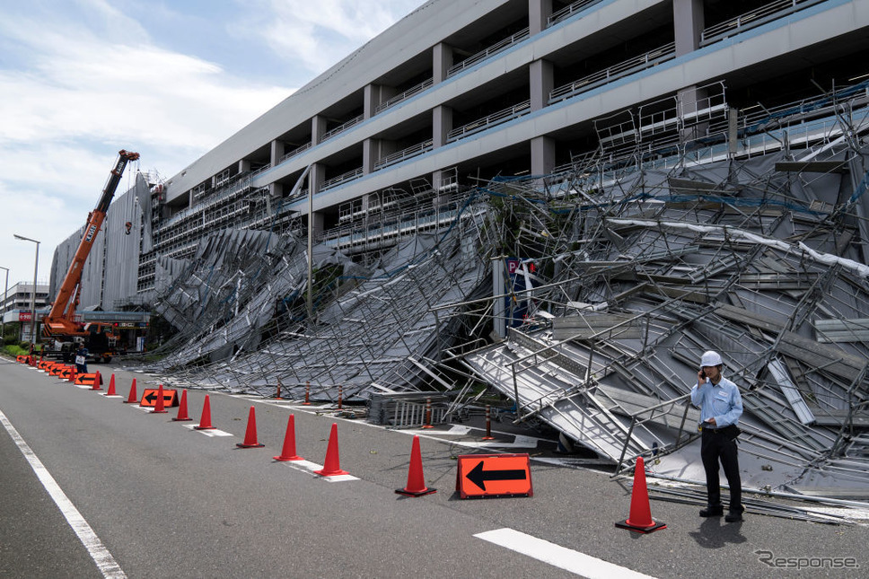 工事用の足場が崩れた羽田空港駐車場ビル（9月9日）《photo (c) Getty Images》