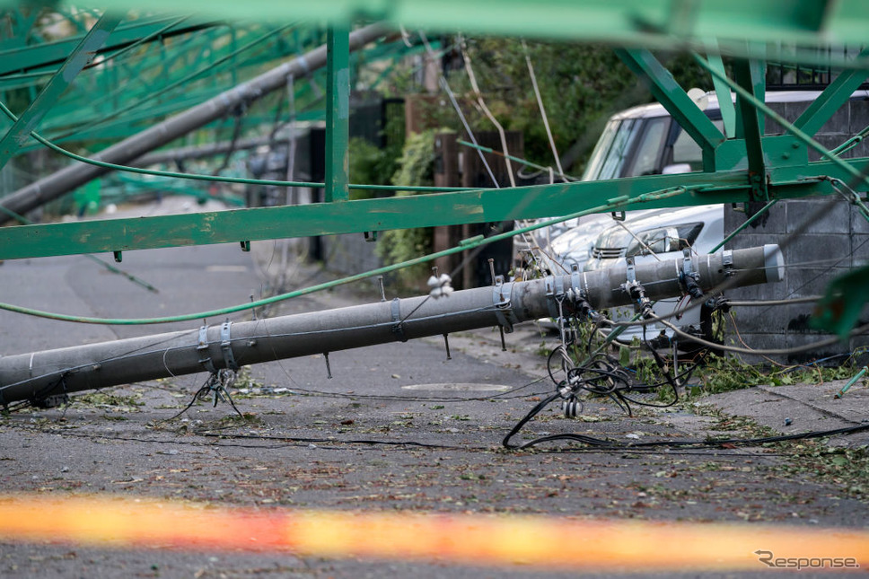 台風15号でゴルフ練習場のネットが倒れた（千葉県市原市）。《photo (c) Getty Images》