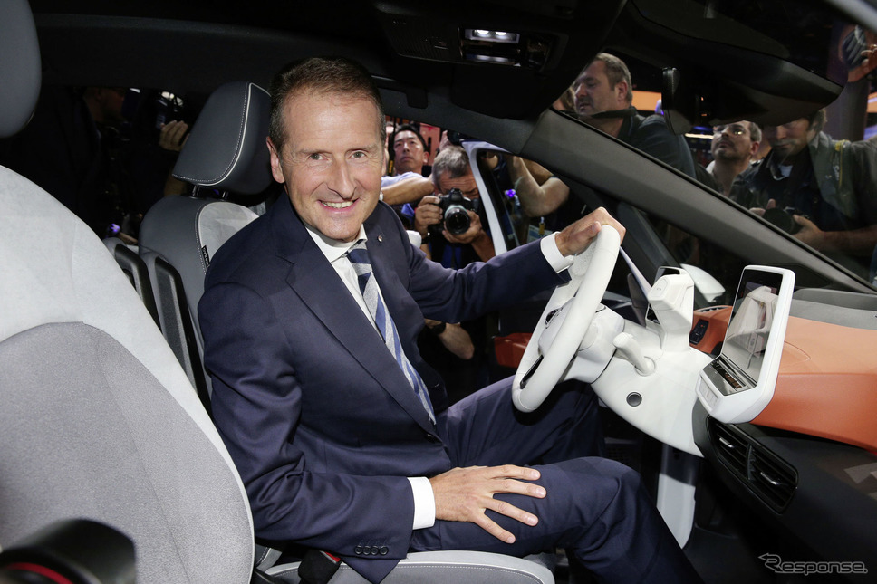 フォルクスワーゲン ID.3 とヘルベルト・ディースCEO(フランクフルトモーターショー2019)《photo by VW》