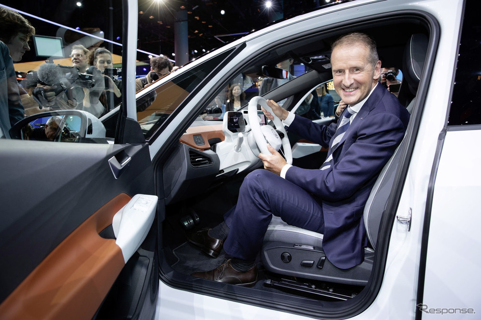 フォルクスワーゲン ID.3 とヘルベルト・ディースCEO(フランクフルトモーターショー2019)《photo by VW》