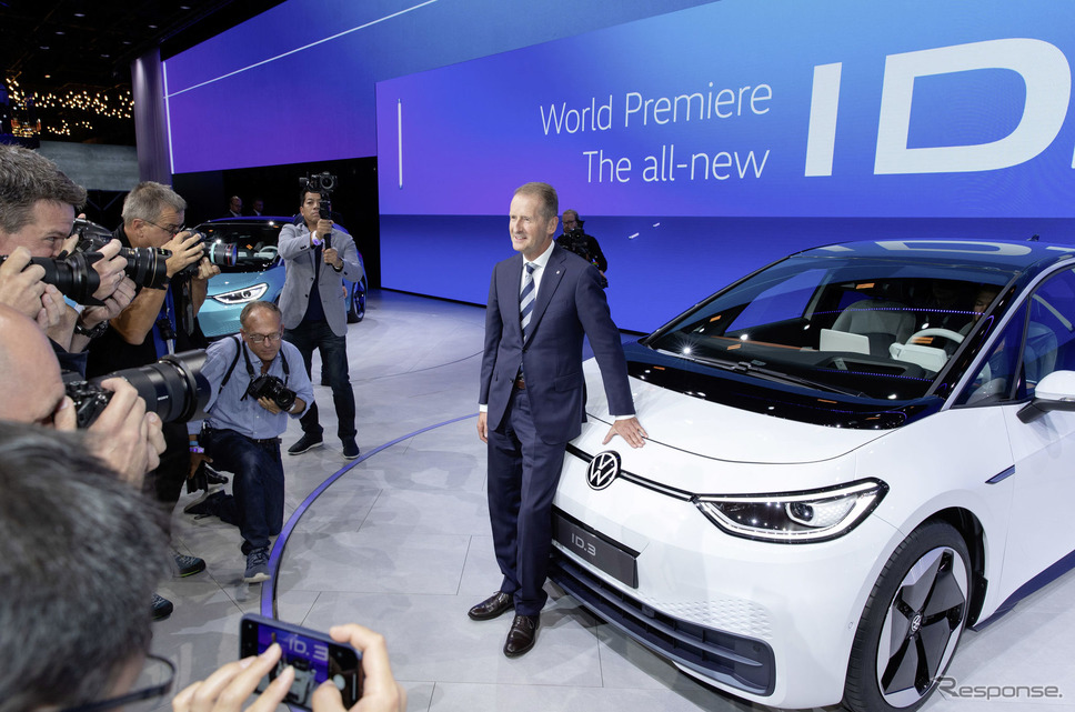 フォルクスワーゲン ID.3 とヘルベルト・ディースCEO(フランクフルトモーターショー2019)《photo by VW》