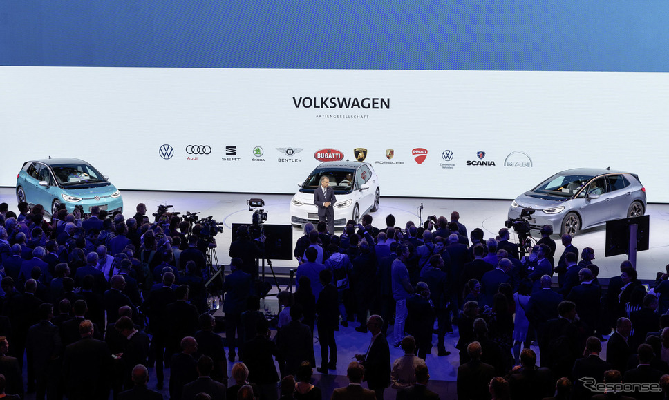 フォルクスワーゲン ID.3 とヘルベルト・ディースCEO(フランクフルトモーターショー2019)《photo by VW》