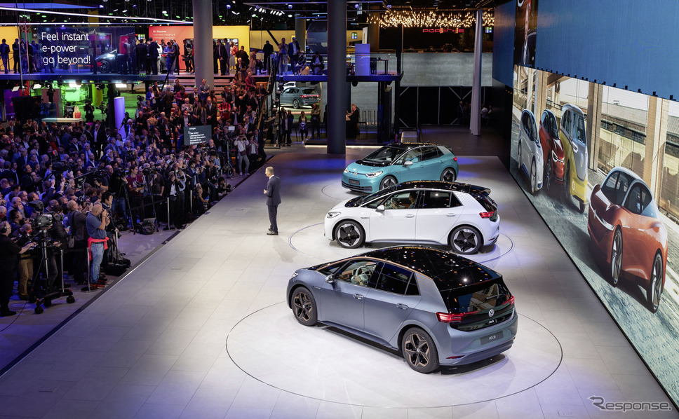 フォルクスワーゲン ID.3 とヘルベルト・ディースCEO(フランクフルトモーターショー2019)《photo by VW》