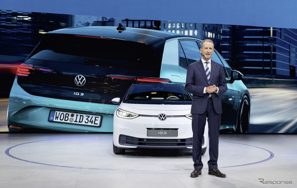 フォルクスワーゲン ID.3 とヘルベルト・ディースCEO(フランクフルトモーターショー2019)《photo by VW》