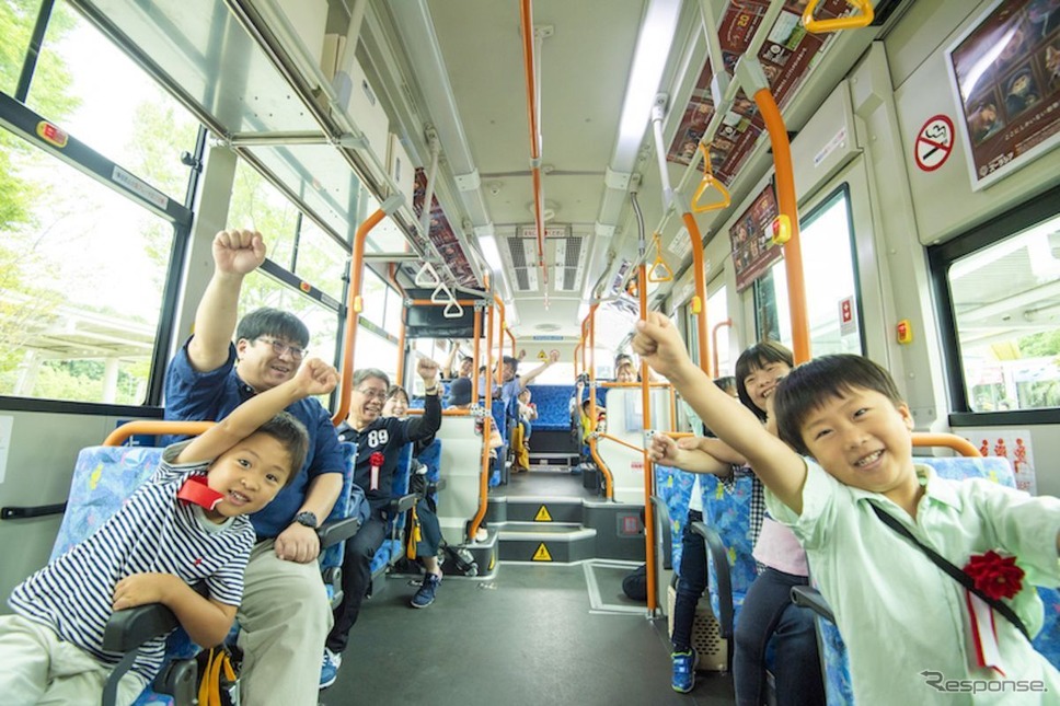 出発式に招待された保育園児と保護者写真提供：相鉄バスによる自動運転バス特別試乗会