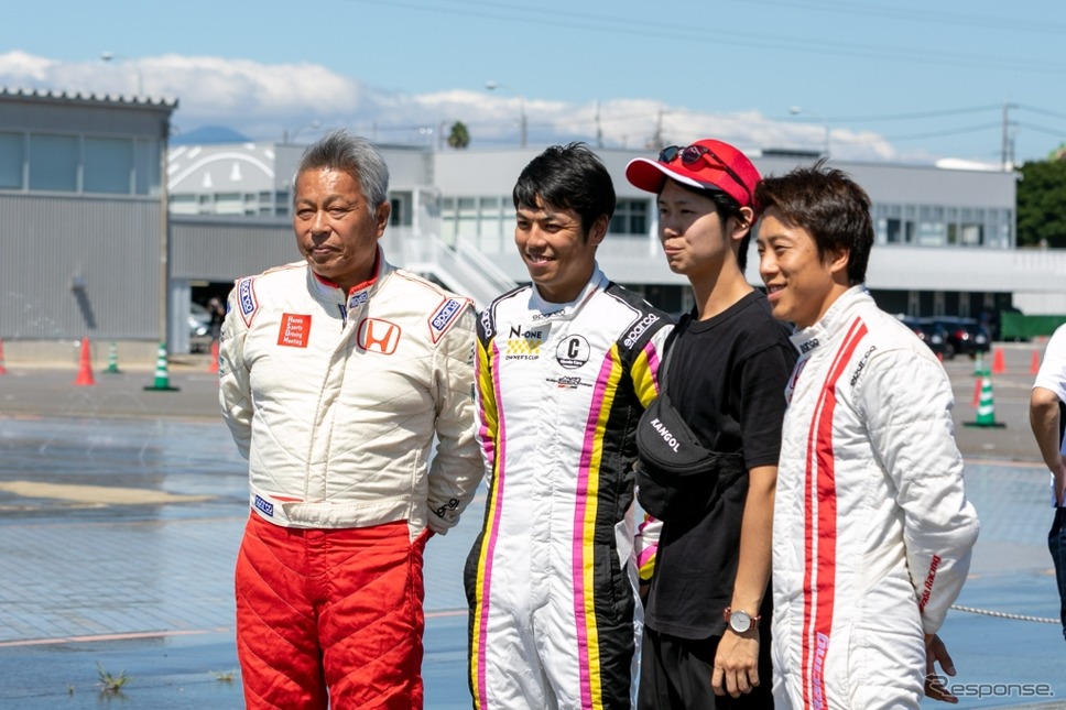 左から特別講師の岡田秀樹氏、中山友貴選手、参加者をはさんで、伊沢拓也選手《写真 上田和則》