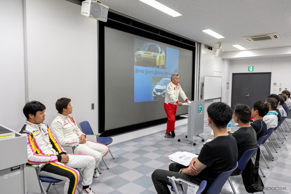 HSDM特別講師でレーシングドライバーの岡田秀樹氏（中央）と、左から中山友貴選手、伊沢拓也選手《写真 上田和則》