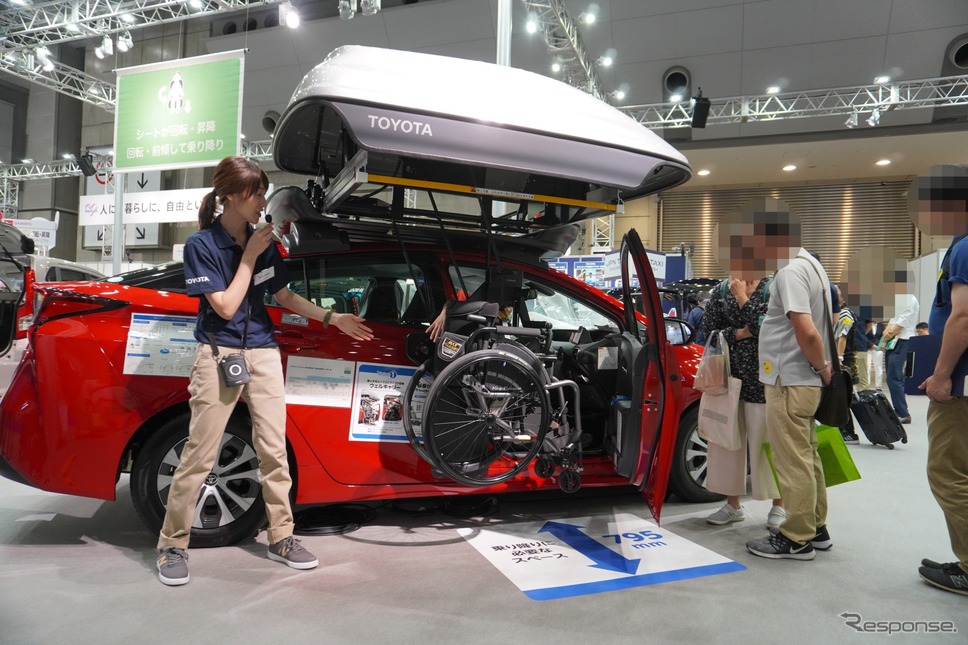 トヨタ・プリウス改良新型ベースの、ウェルキャブシリーズ。ウェルキャリー搭載車（福祉機器展2019）《撮影 平川亮》