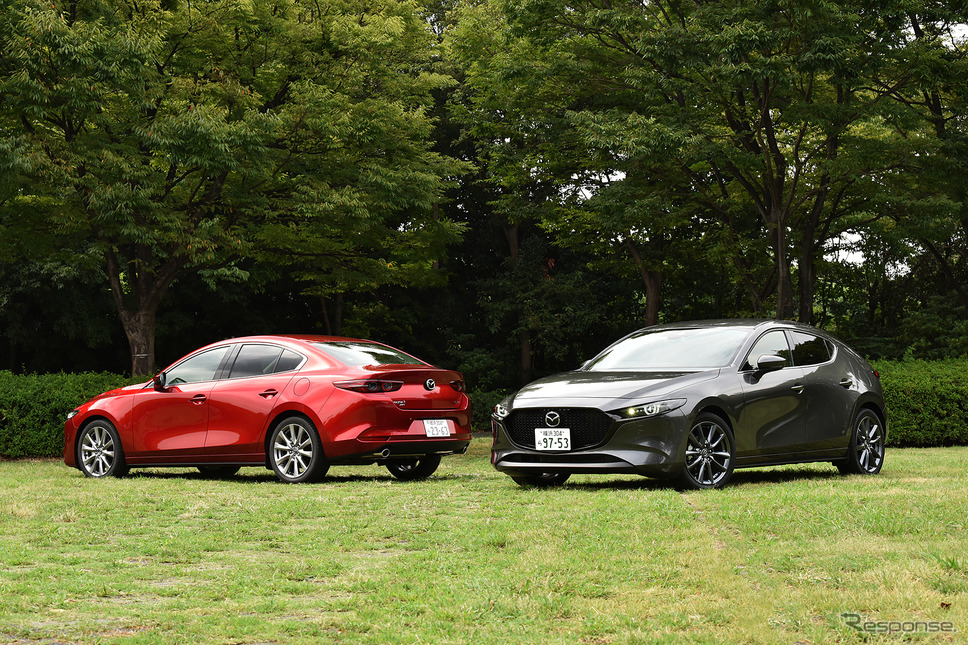 マツダ3 新型 ファストバック（右）とマツダ3 新型 セダン（左）《撮影 中野英幸》