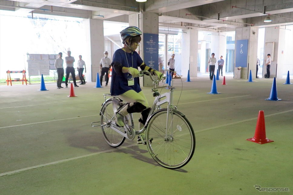操縦性能を知るために教材として改造された特殊な自転車の試乗会も行われた。こちらはキャスター角ゼロの自転車。《撮影 小林ゆき》