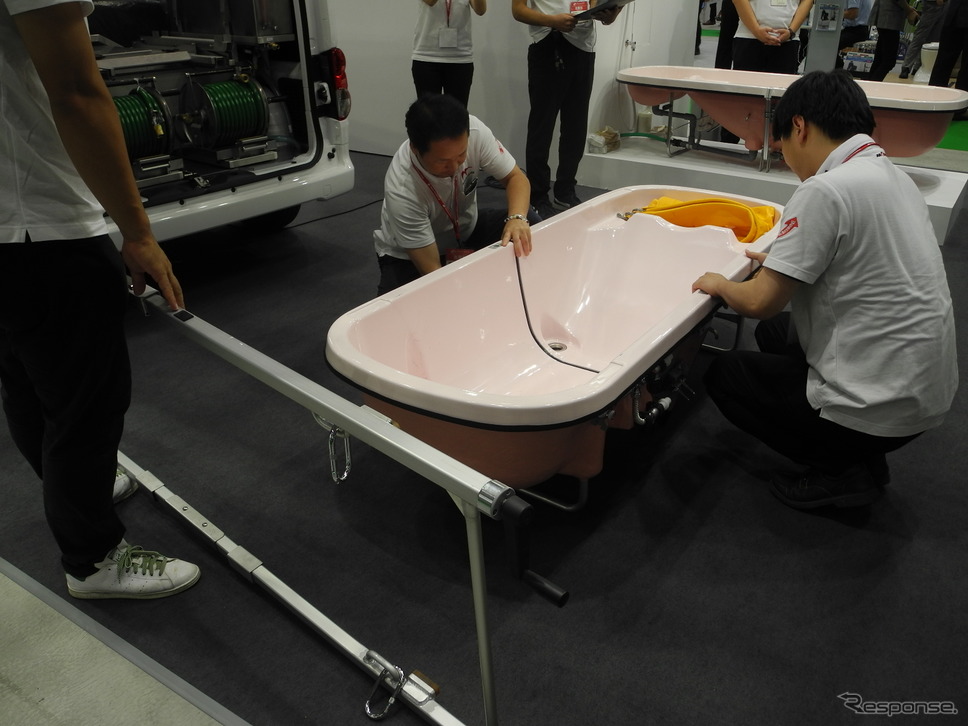 大人2人で3分もかからずに浴槽を組み立てることができる《撮影 山田清志》