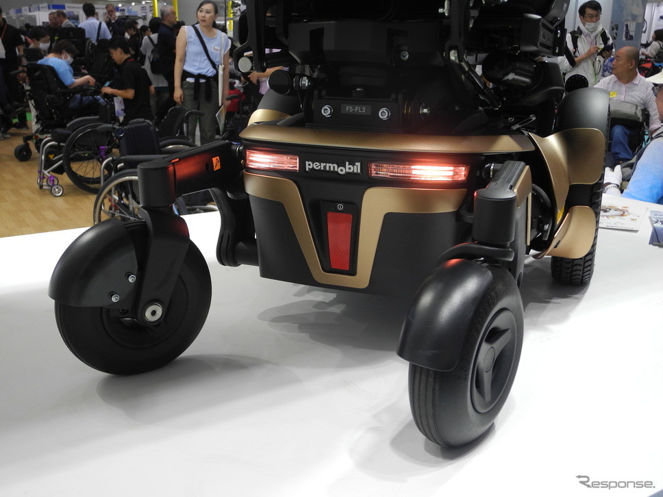 ペルモビールの電動車いす「F5VS」《撮影 山田清志》