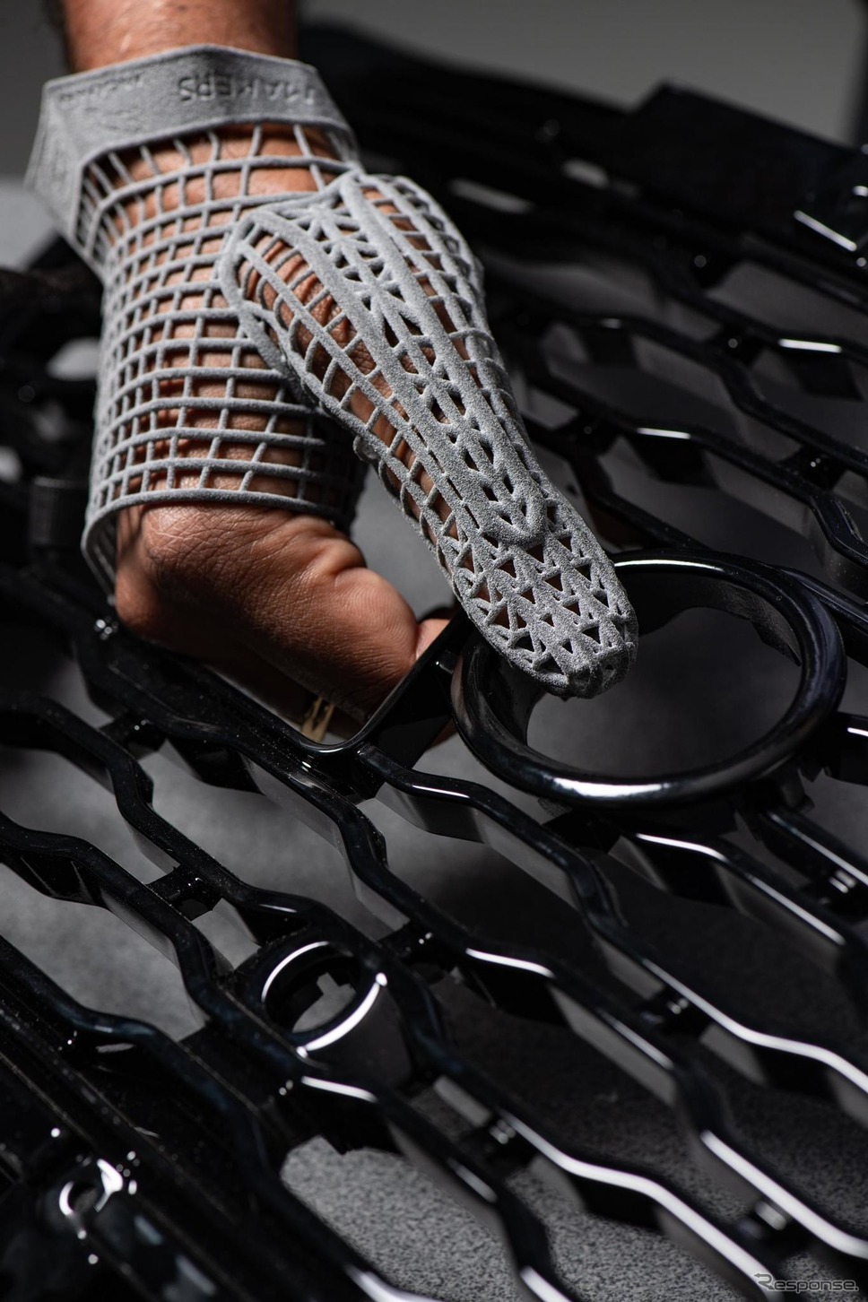 ジャガー・ランドローバーが開発した3Dプリントによる手袋《photo by Jaguar Land Rover》