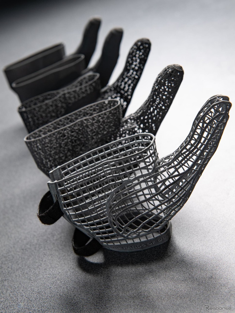 ジャガー・ランドローバーが開発した3Dプリントによる手袋《photo by Jaguar Land Rover》