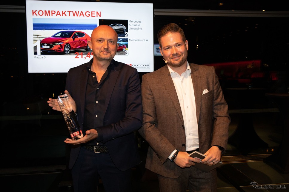 ドイツの自動車専門誌『auto motor und sport』（アウト モーター ウント シュポルト）誌による読者投票「オートニス」においてコンパクトカーのベストデザイン賞を受賞した新型マツダ3《photo by Mazda》
