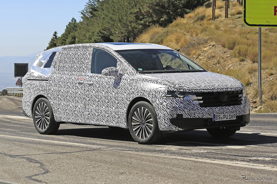 VWの新型高級ミニバン「ヴィロラン」開発車両（スクープ写真）《APOLLO NEWS SERVICE》