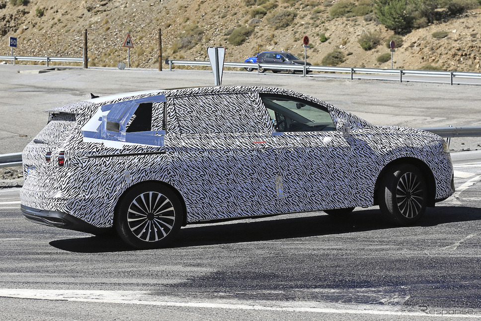 VWの新型高級ミニバン「ヴィロラン」開発車両(スクープ写真)《APOLLO NEWS SERVICE》