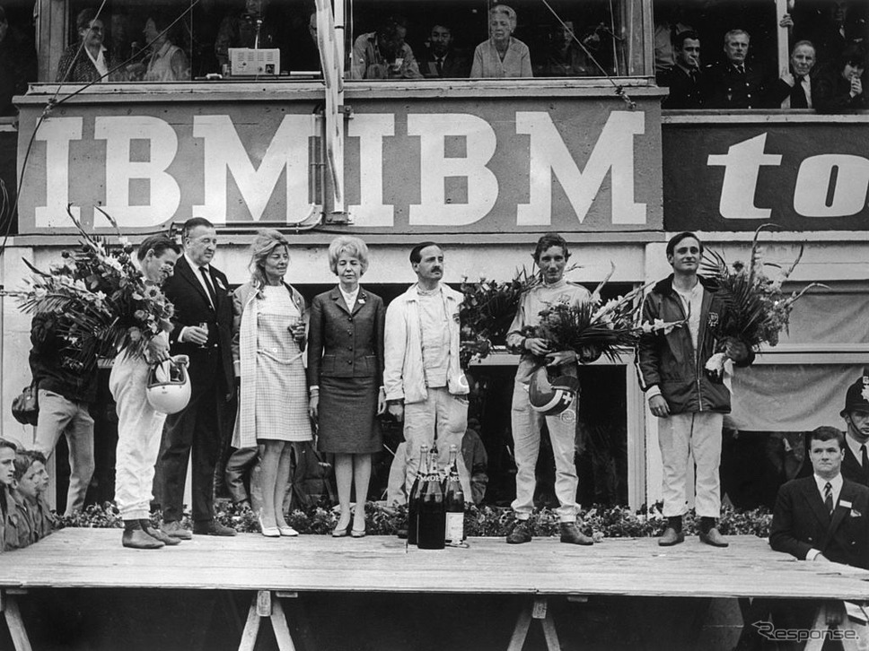 1966年ルマンの表彰台。向かって右から2人目がマイルズ。《photo by Getty Images》