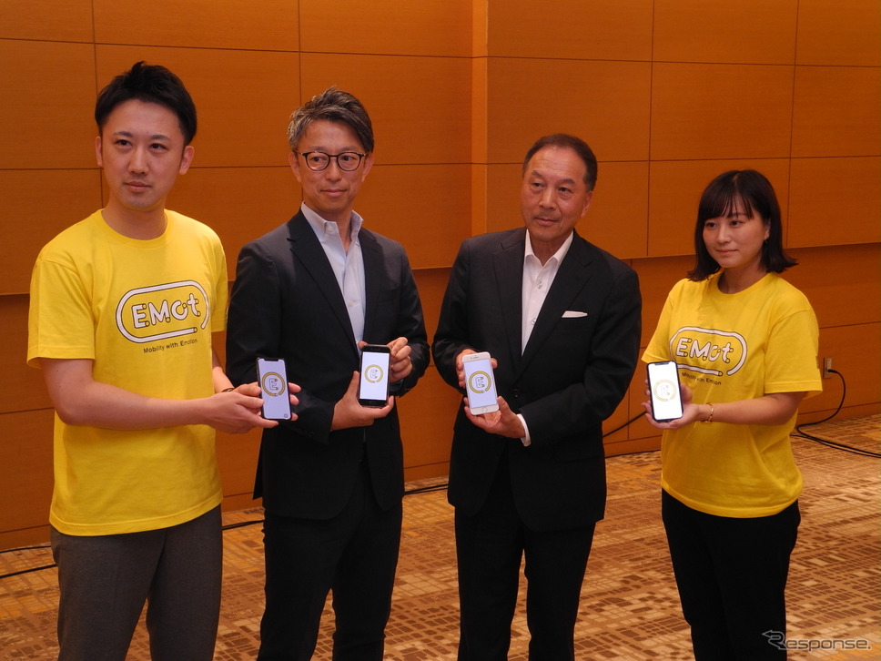MaaSアプリ「EMot」をアピールする小田急電鉄関係者。右から2人目が星野晃司社長《撮影 山田清志》