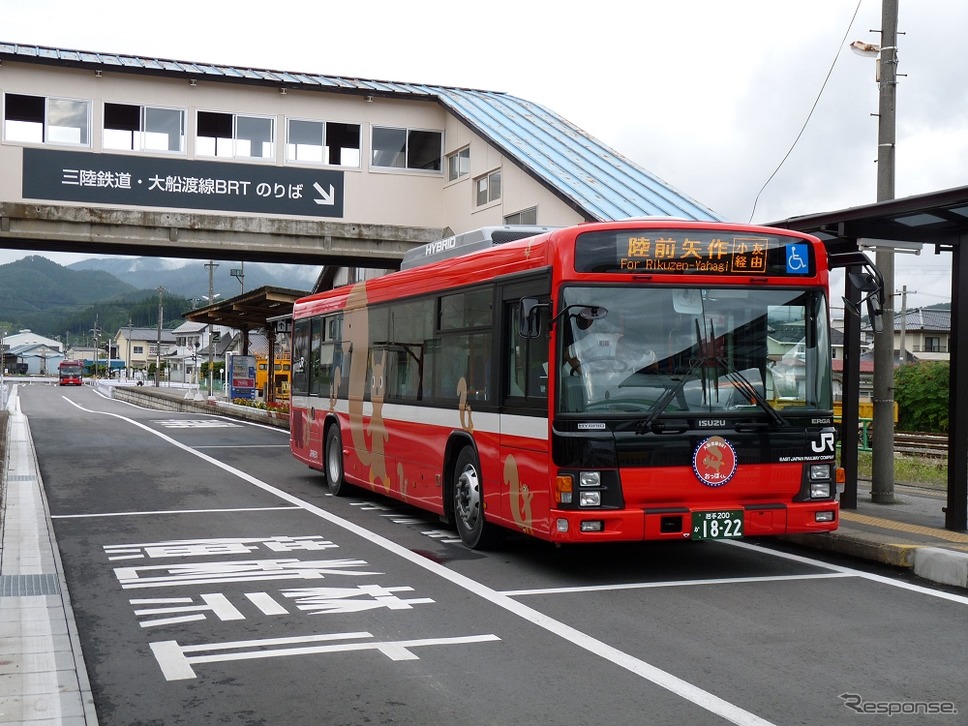 大船渡線BRT盛駅に停車中のバス。《撮影 草町義和》