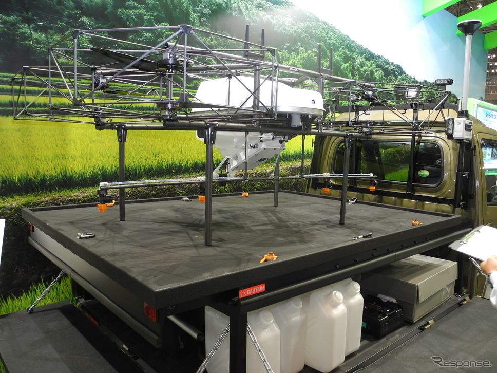 ダイハツ工業が開発したドローン離発着用の軽トラック《撮影 山田清志》