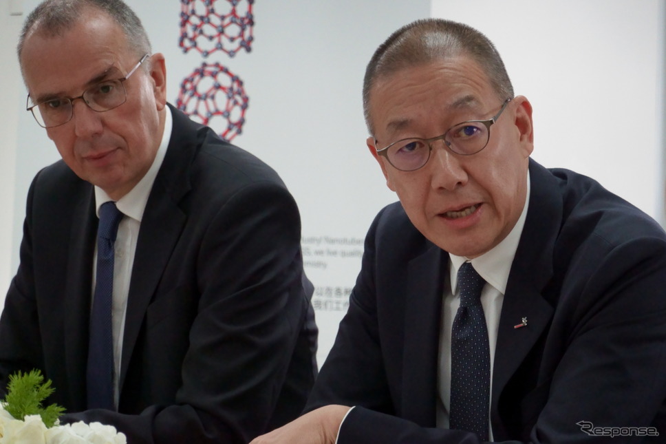 ランクセスの経営委員会メンバー フーバト・フィンク博士(左)と銭明誠アジアパシフィックプレジデント(右)《撮影 石川徹》