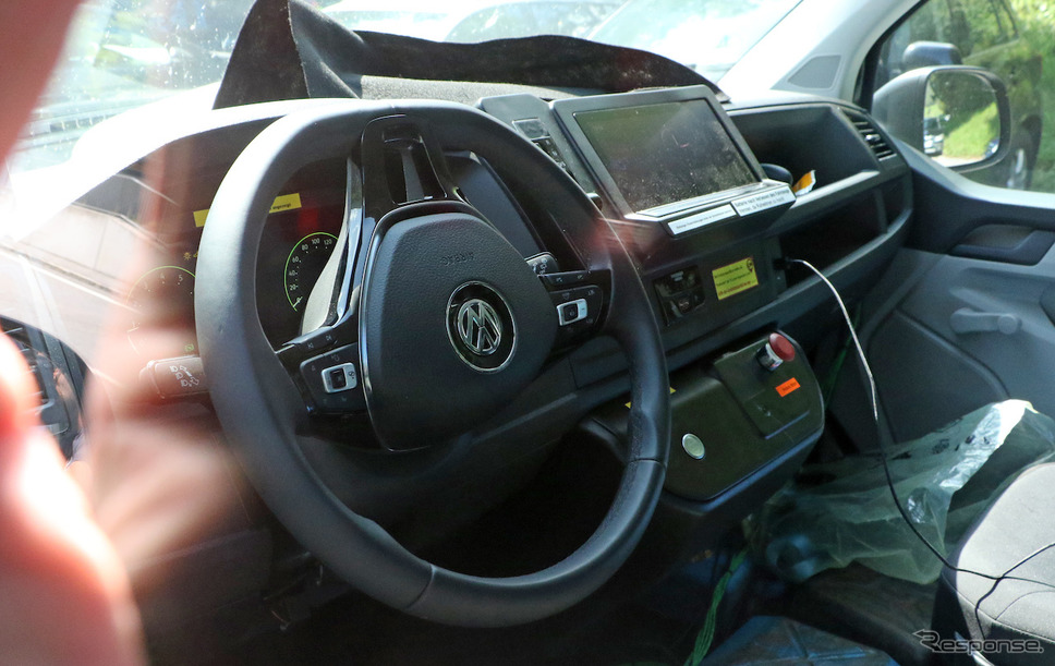VW T7 開発車両スクープ写真《APOLLO NEWS SERVICE》