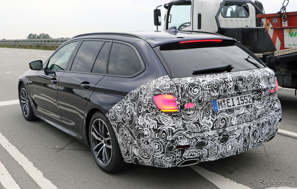 BMW 5シリーズツーリング 改良新型プロトタイプ（スクープ写真）《APOLLO NEWS SERVICE》
