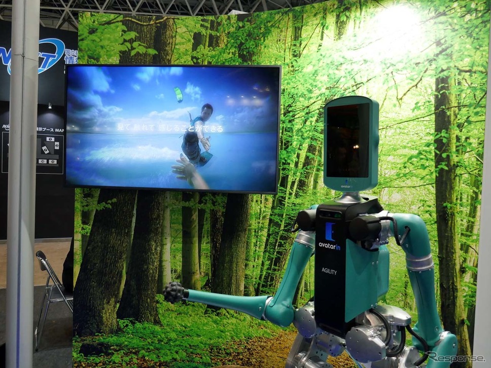ANAが「アバターロボットの未来」としている二足歩行ロボット。労働の担い手も想定する《撮影 会田肇》