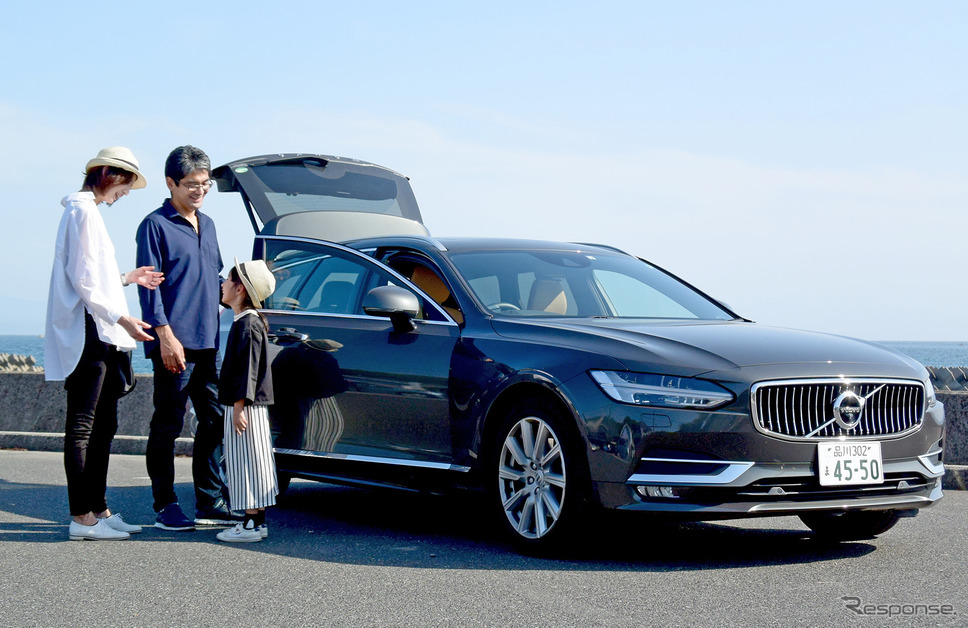 ボルボ V90 D4 インスクリプション。建築家の友人家族にモデルになってもらった。こういうシーンが似合う、柔和なフルサイズエステートだった。《撮影 井元康一郎》