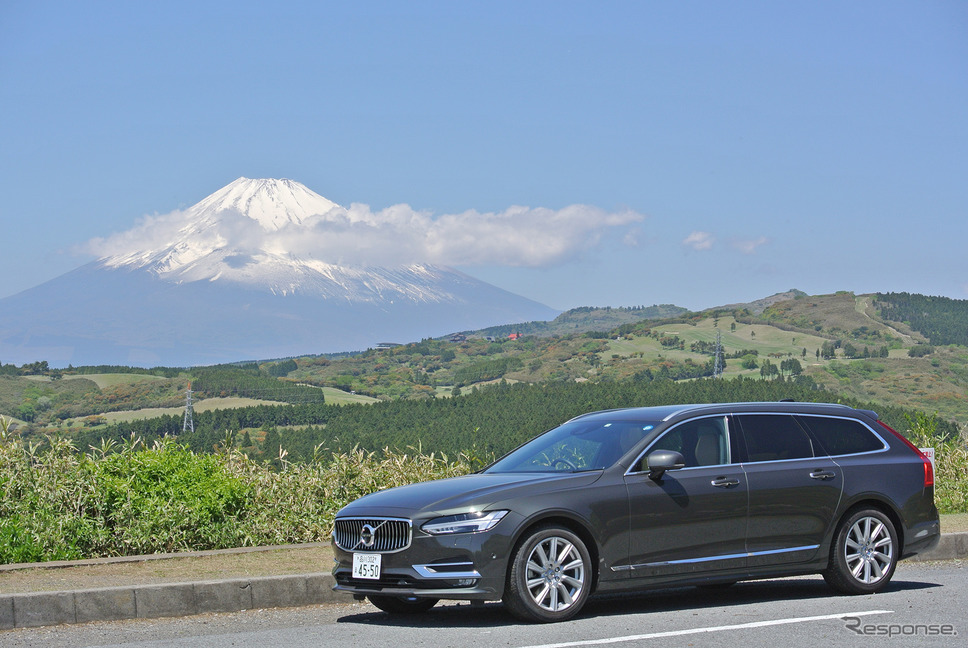 ボルボ V90 D4 インスクリプション。富士山をバックに。《撮影 井元康一郎》