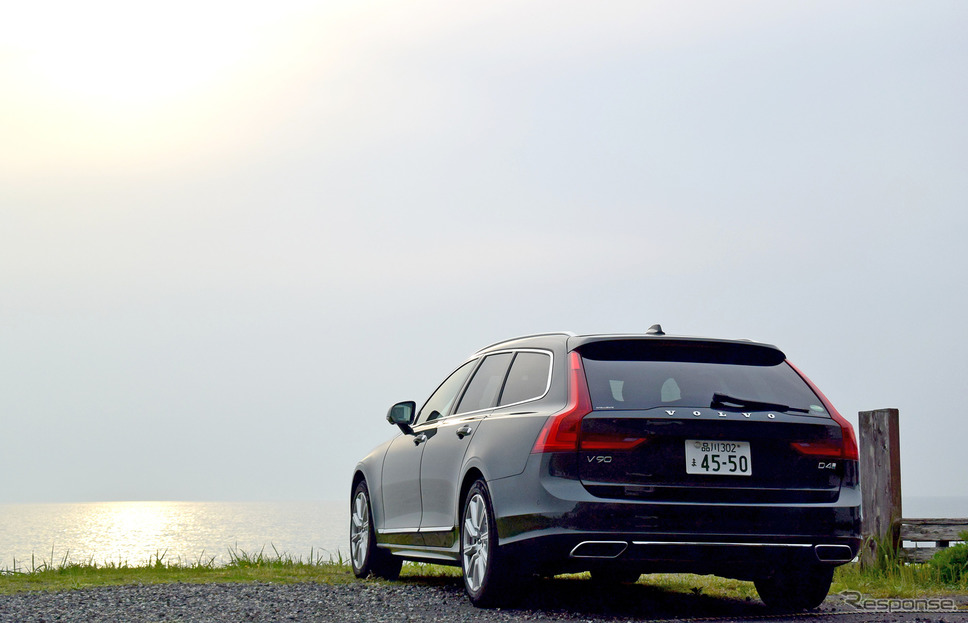 ボルボ V90 D4 インスクリプションのリアビュー。鹿児島・江口浜にて。《撮影 井元康一郎》