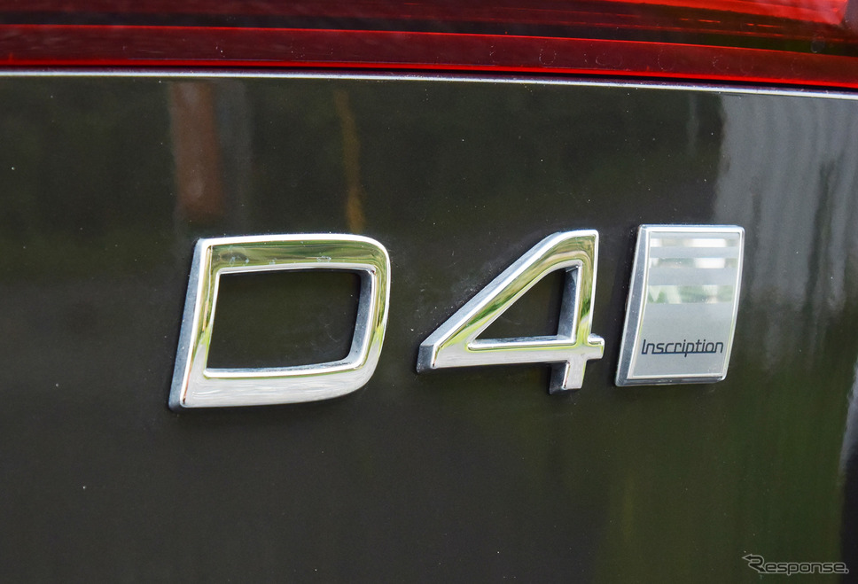 ターボディーゼル140kW(190ps)モデルを表す「D4」とハイラインである「インスクリプション」のエンブレム。《撮影 井元康一郎》