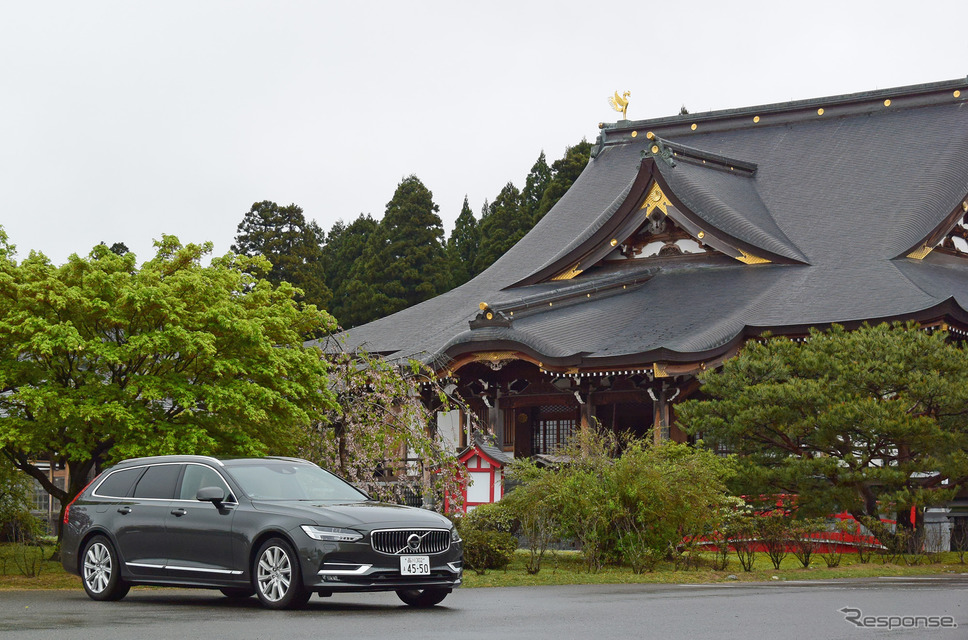 富山の倶利伽羅山不動寺鳳凰殿にて。建物とのコンボでも悪目立ちしないのはV90の美点。《撮影 井元康一郎》