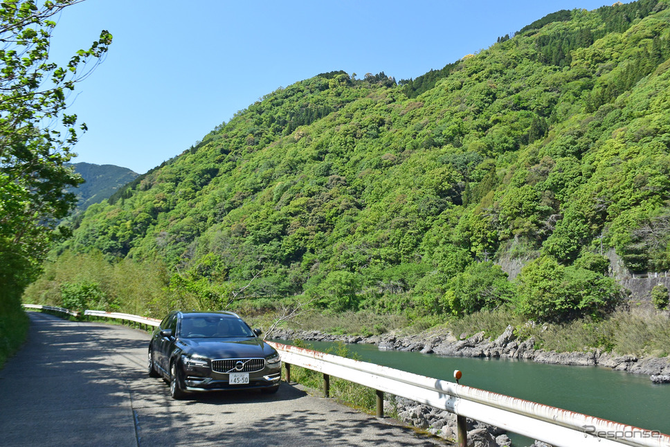 熊本南部の大河、球磨川のほとりを行く。対岸は国道218号線。こちらは旧国道。《撮影 井元康一郎》