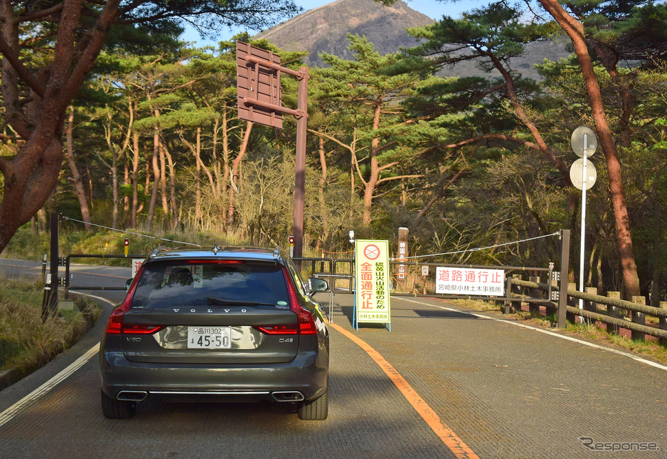 宮崎-鹿児島県境のえびの高原にて。最高にビューティフルな写真をと思って立ち寄ったのだが、火山性ガスの噴出で道路は閉鎖。一部崩落があるらしく、このまま別道路に付け替えになる見通しとのこと。《撮影 井元康一郎》