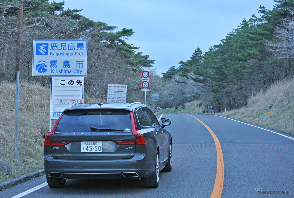 えびの高原の宮崎-鹿児島県境にて。《撮影 井元康一郎》