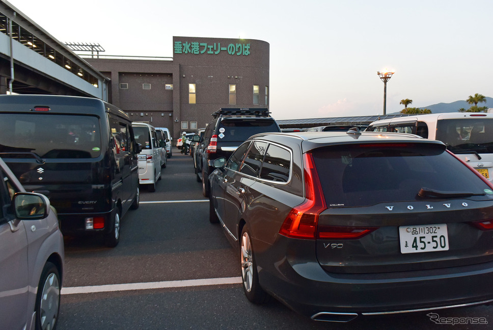 フェリー乗船待ち。全長5m以内なので、航送料金は全長4mオーバーのクルマと変らない。《撮影 井元康一郎》