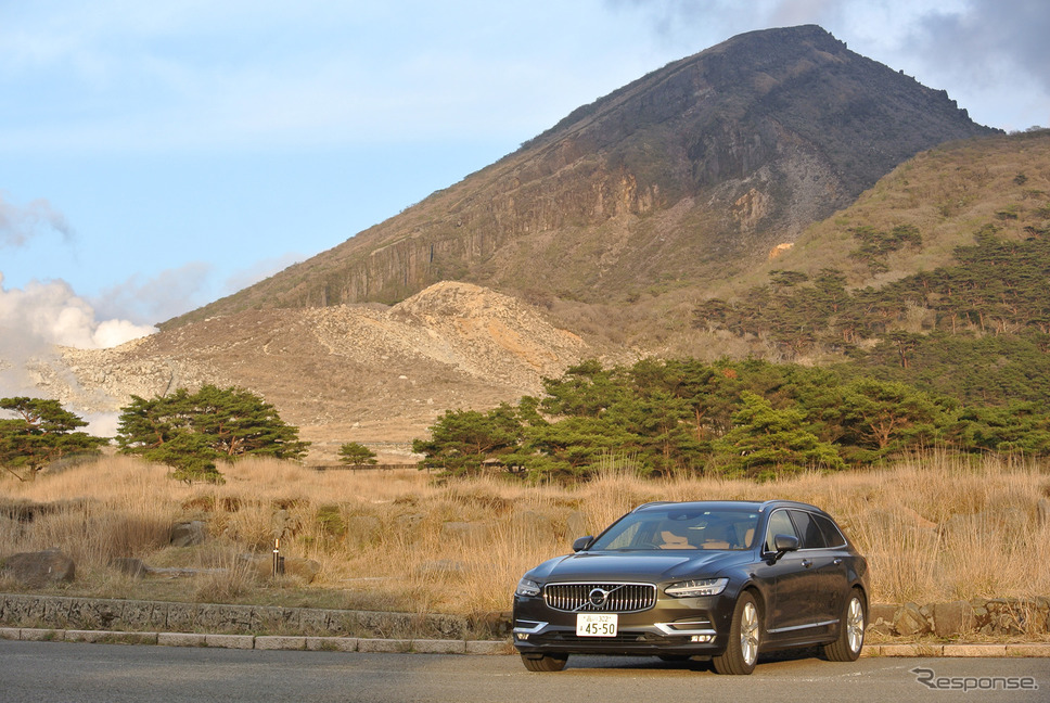 ボルボ V90 D4 インスクリプション。鹿児島-宮崎県境のえびの高原・韓国岳をバックに。《撮影 井元康一郎》