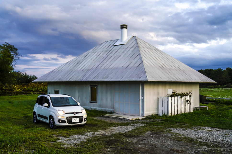 建築家・隈研吾氏らによる実験住宅「MEMU EARTH HOTEL」にステイ。写真は隈研吾氏が手がけたMeme《撮影 柳田由人》
