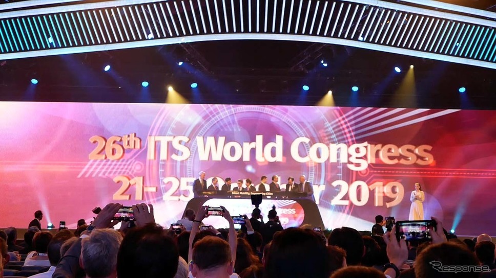 関係役員の手で「ITS世界会議シンガポール2019」はスタートした《撮影 会田肇》