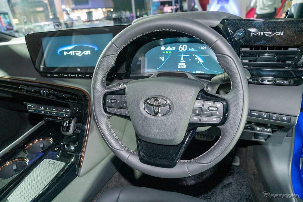 大型の液晶デジタルメーターと、タッチパネルディスプレーを搭載。《撮影 関口敬文》